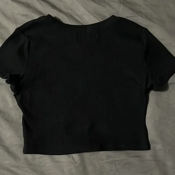 Cropped Ribbed Black Tee - Picture 4 of 4